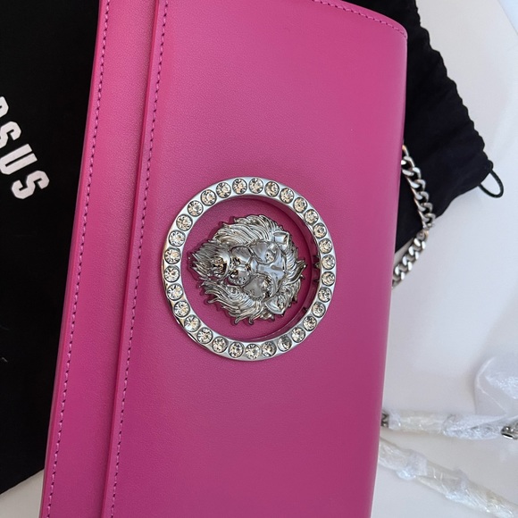 VERSACE VERSUS CRYSTAL LION CLUTCH BAG
IN PINK - Picture 2 of 7